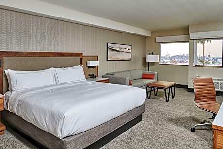 One-Bedroom King Suite with Jetted Tub