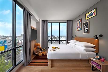 Corner Queen Room with City View