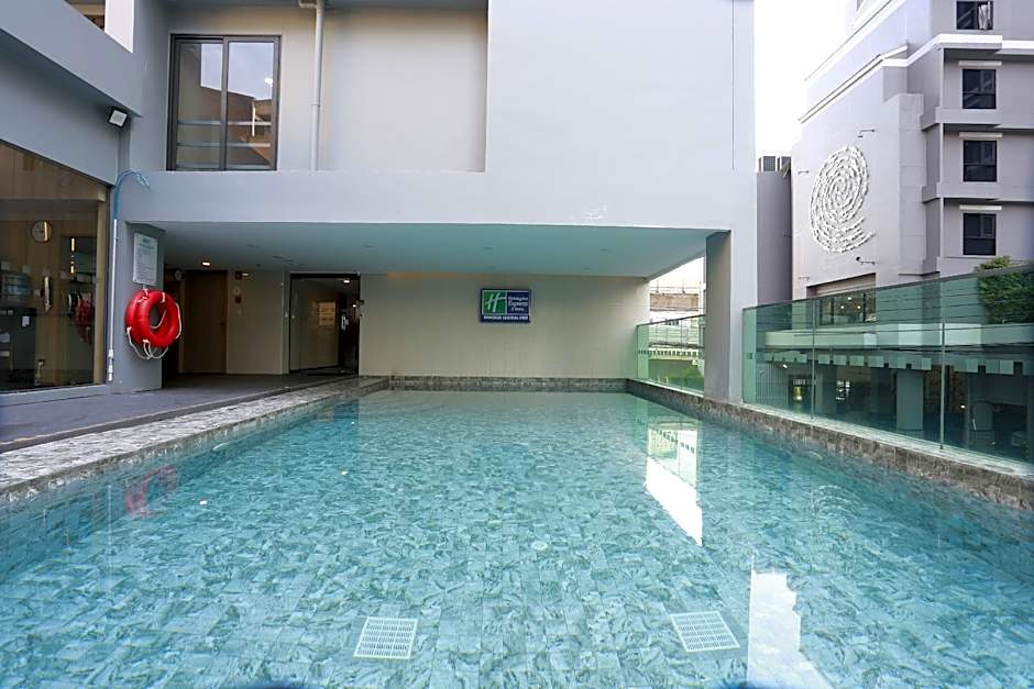 Holiday Inn Express And Suites Bangkok Central Pier By IHG