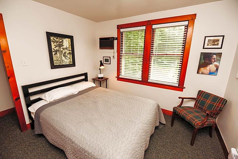 Photo 1 of 8 of 1 Queen Bed