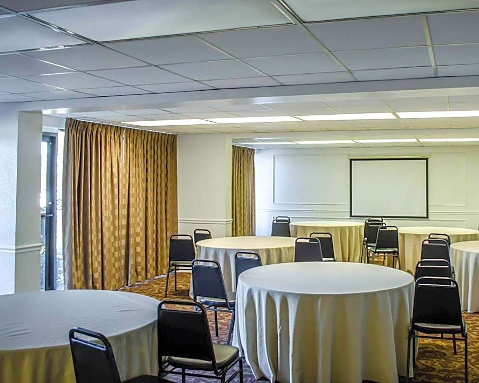 Quality Inn & Suites Pensacola Bayview