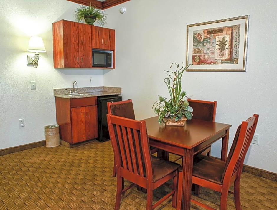 Spring Lake Inn & Suites - Fayetteville