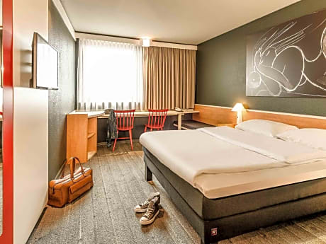 Room with 1 double bed and panoramic view