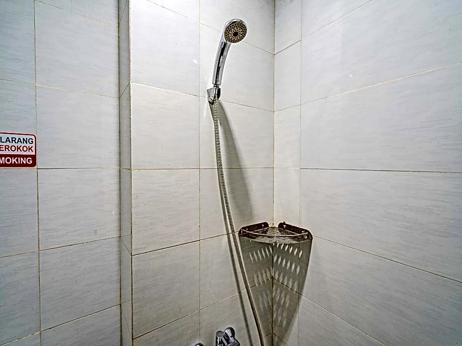 OYO 92768 Flagship Exclusive Colombus Near Stasiun Karawang