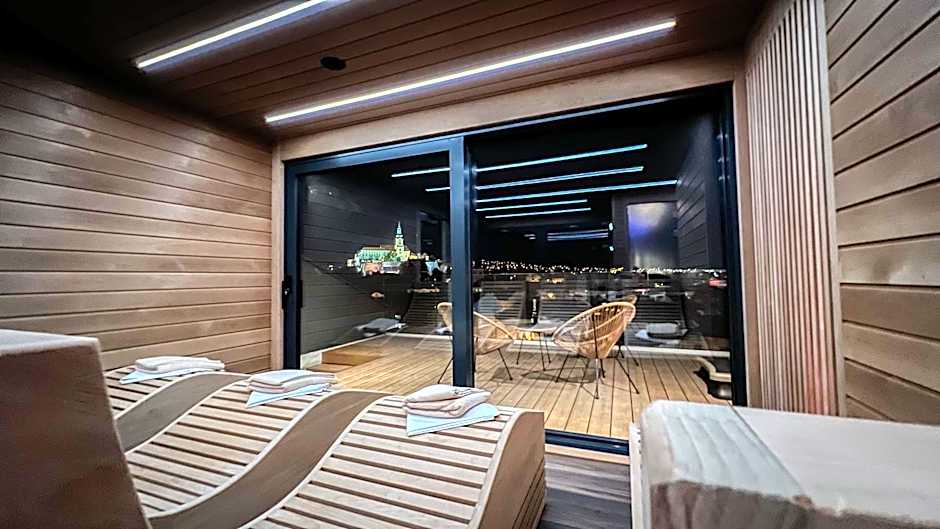 BOUTIQUE HOTEL11 with rooftop SPA