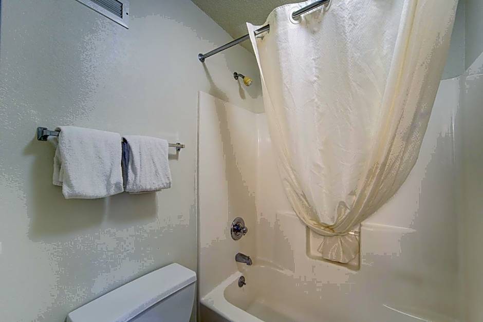 Capital O Amerihost Inn and Suites Fulton Hwy 54 MO