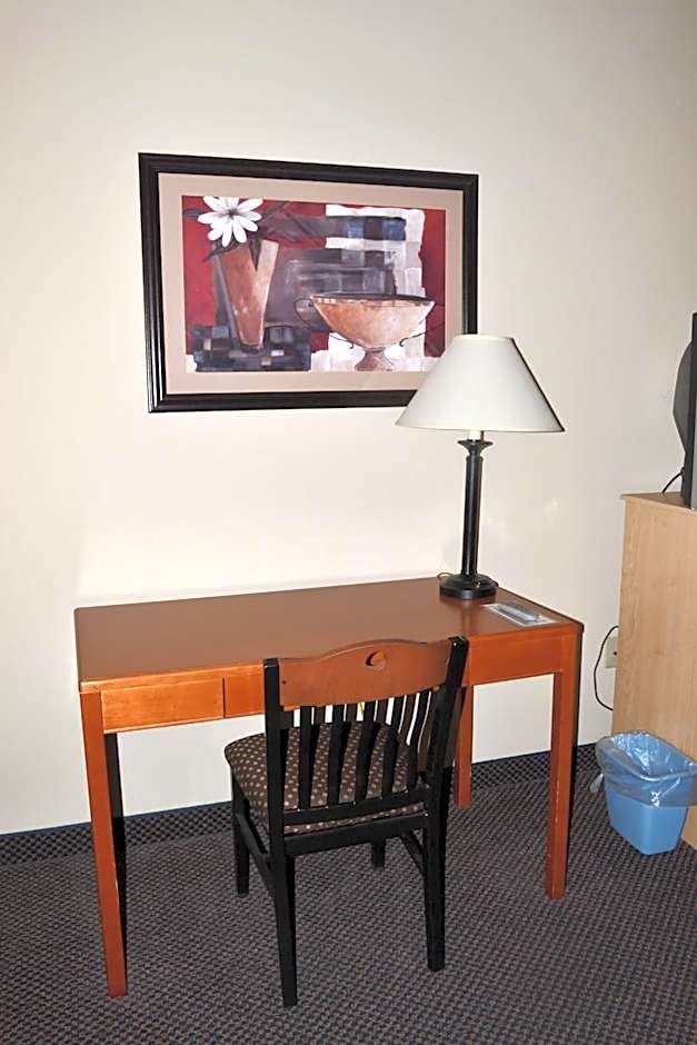 Paola Inn and Suites