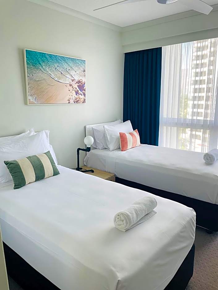The Crest Apartments - Main Beach