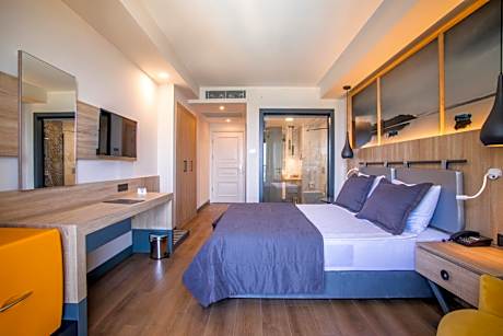 Deluxe Room with French Balcony and Sea View