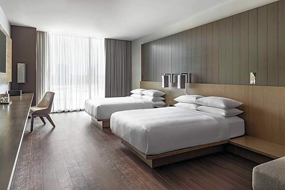 Photo 1 of 4 of 1 Queen Bed, Club Level
