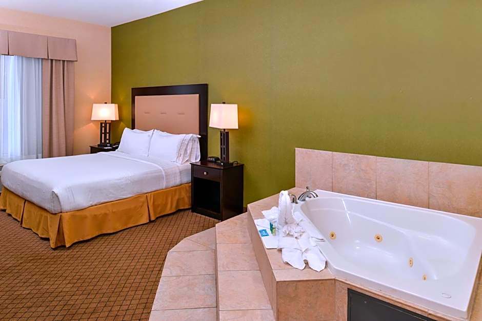 Holiday Inn Express Woodland By IHG