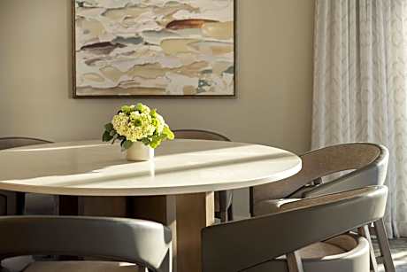 Luxury, Suite, 2 Queen, City & Mountain View