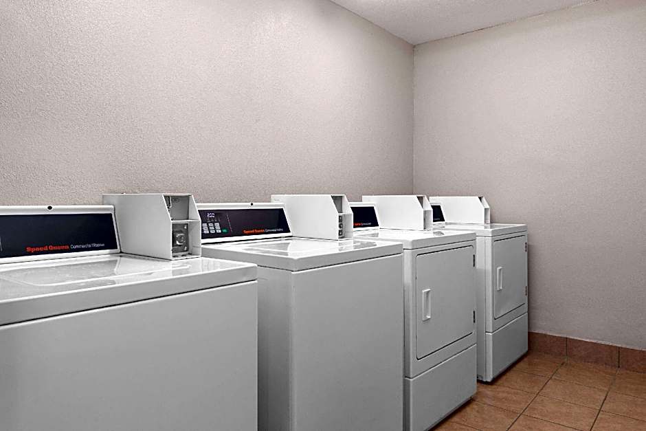 Days Inn & Suites by Wyndham Indianapolis Airport East