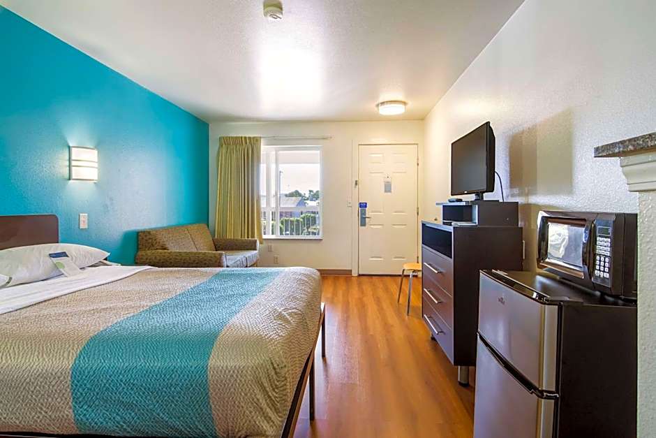 Motel 6 Portland Mall - 205