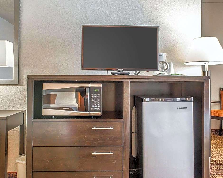 Rodeway Inn & Suites Near Okoboji Lake