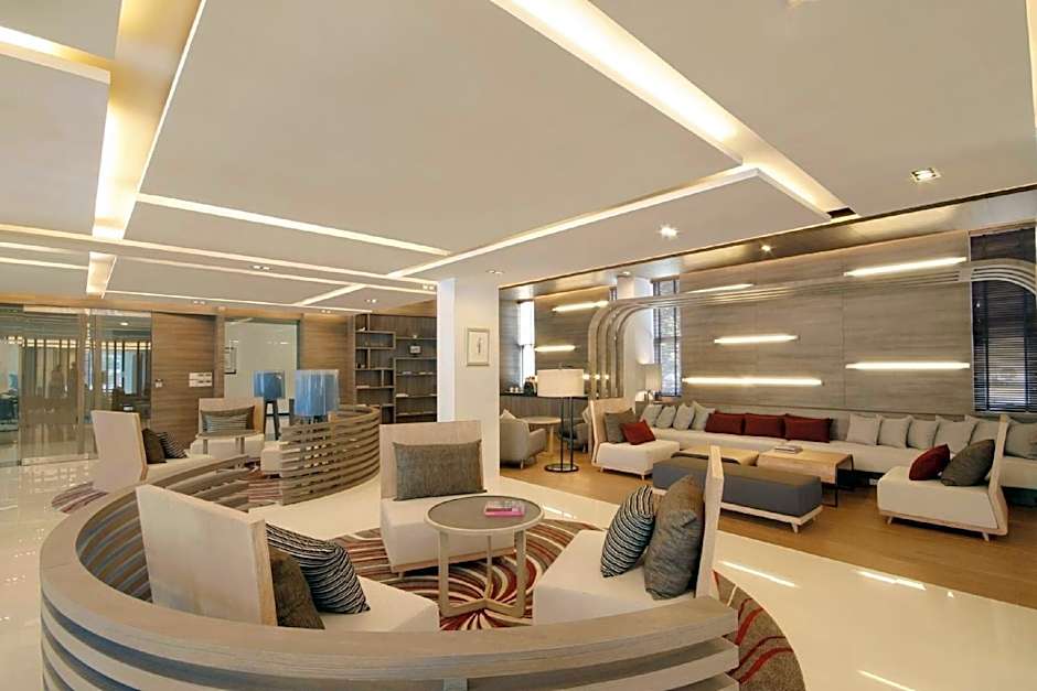 Classic Kameo Hotel & Services Apartment