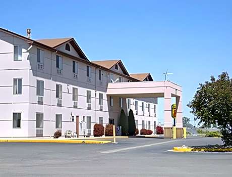 Super 8 by Wyndham Henderson North East Denver