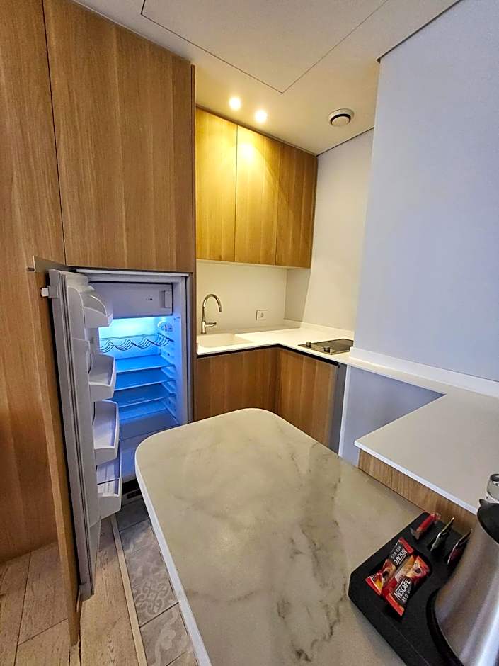 Monot Suites