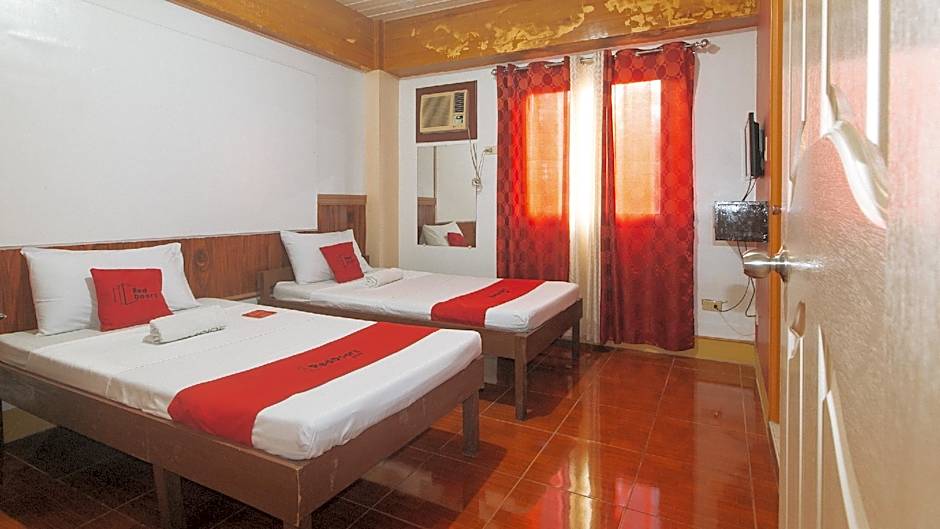 RedDoorz @ Farm Side Hotel Laoag City
