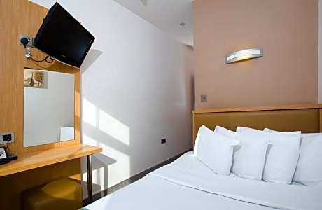 City Double Room (Bed Size 120 x 75 in)