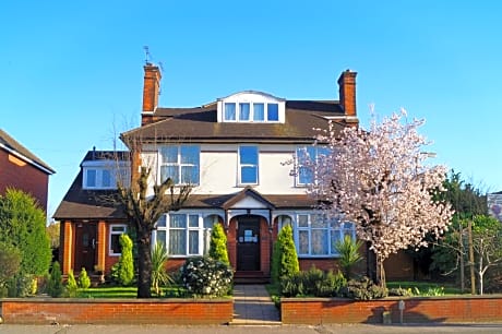 Ricky Road Guest House - Premium