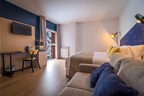 QUADRUPLE ROOM (3 ADULTS + 1 CHILD)