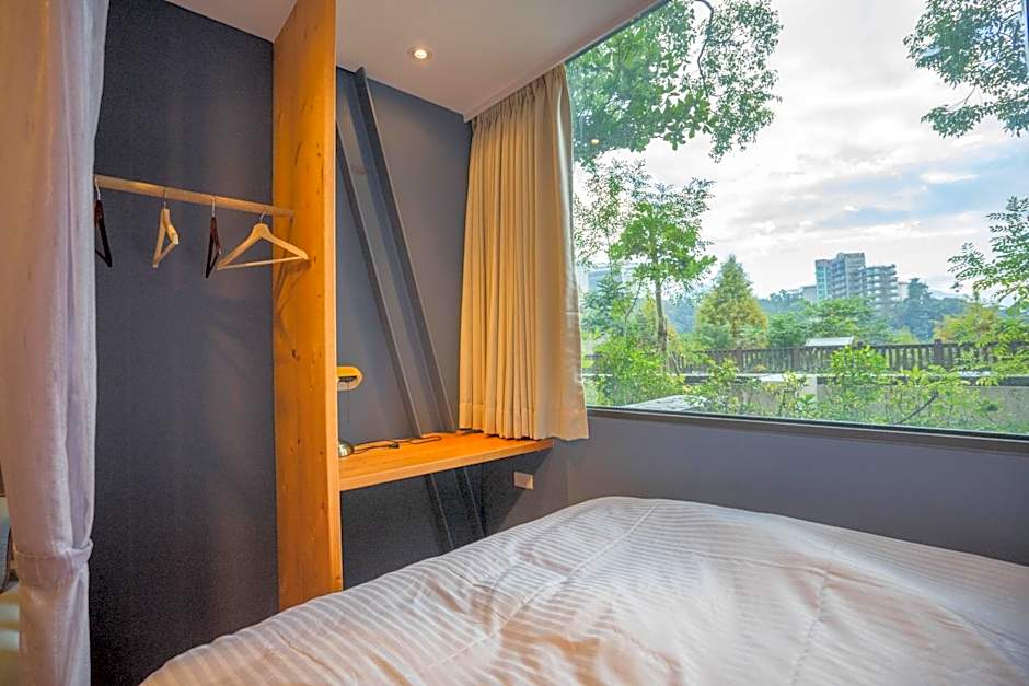 Yue Lake Backpackers