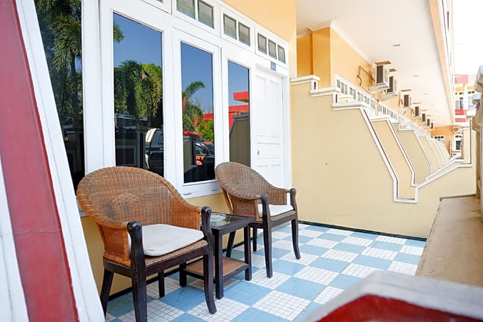 RedDoorz Plus near Stadion Wijaya Kusuma