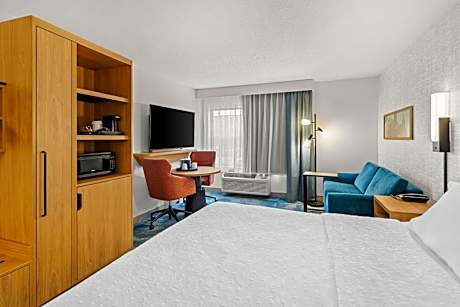 Queen Room with Partial View - Non-Smoking