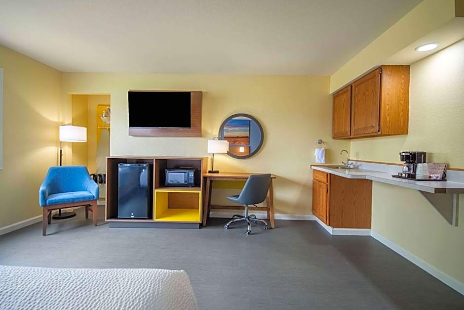 Days Inn & Suites by Wyndham Waterloo