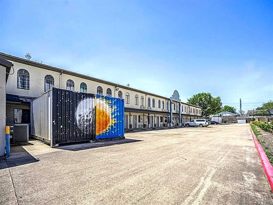 Days Inn & Suites by Wyndham Webster NASA-ClearLake-Houston