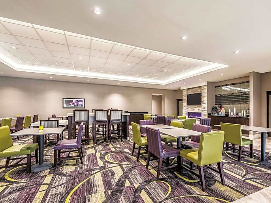 La Quinta Inn & Suites by Wyndham Cincinnati Sharonville