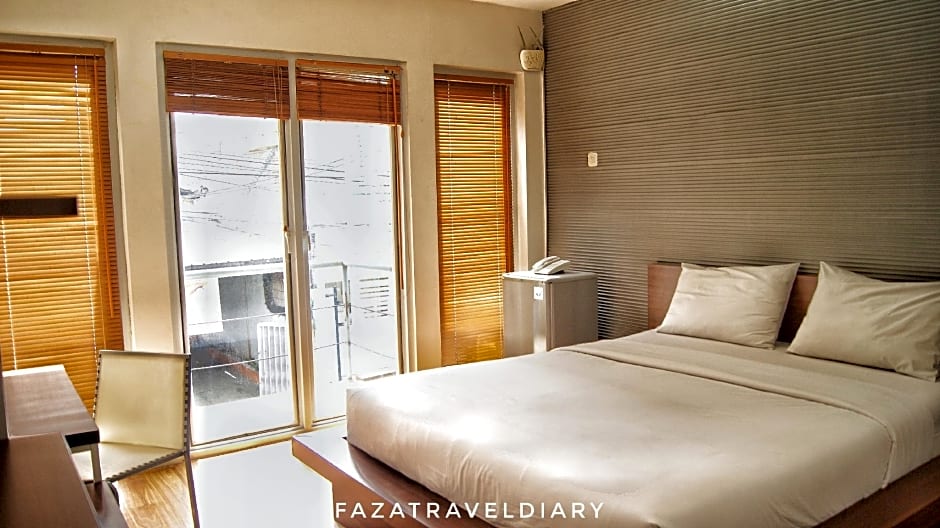 Flat06. Minimalist Residence