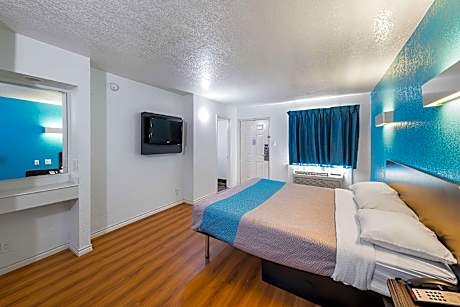 King Room - Disability Access - Non-Smoking