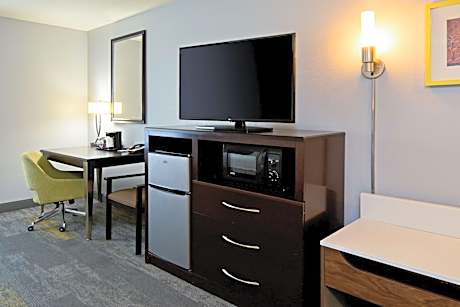 Double Room with Two Queen Beds and Bath Tub - Mobility Access