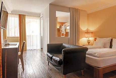 Deluxe Suite with Spa Bath