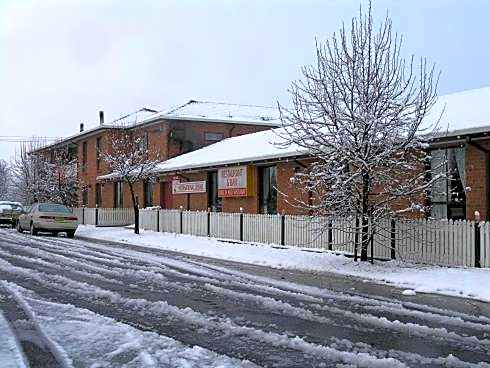 Snowgate Motel + Apartments