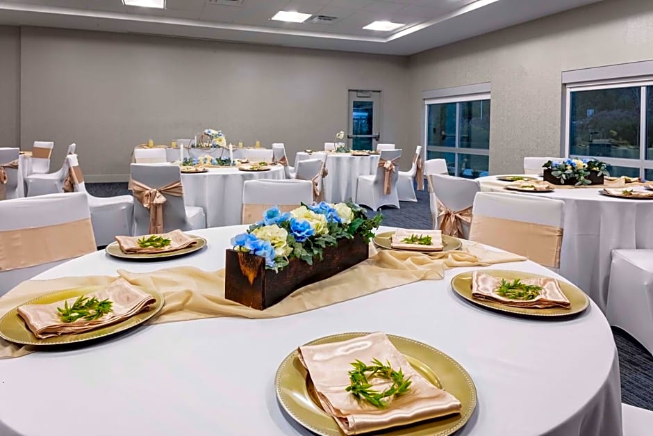 Holiday Inn Express And Suites Madison By IHG