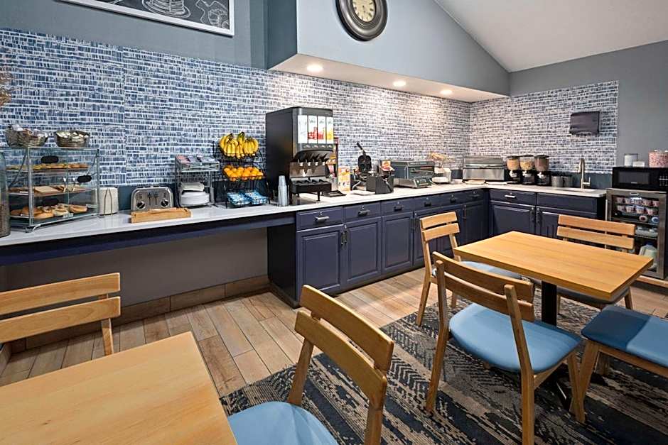 AmericInn by Wyndham North Branch