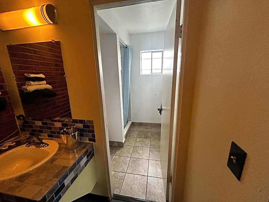 Travelers Inn by OYO Longview Kelso