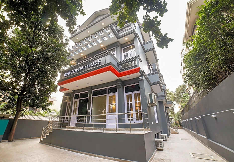 Townhouse 330 DLF Phase-2 Near Leisure Valley Park