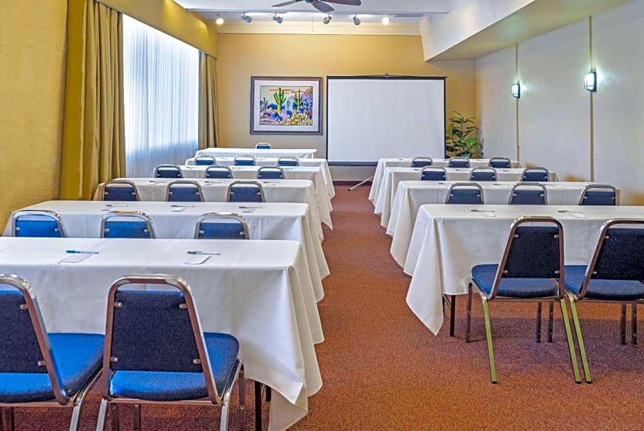 La Quinta Inn & Suites by Wyndham Tucson Reid Park