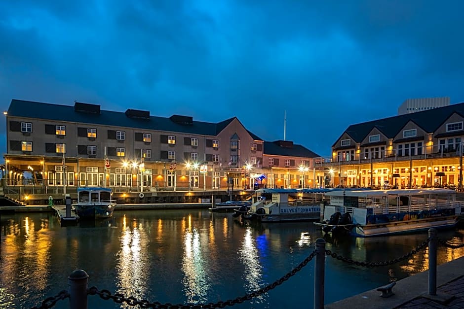 Harbor House Hotel and Marina at Pier 21
