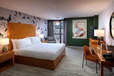 1 KING BED HEARING ACCESSIBLE
