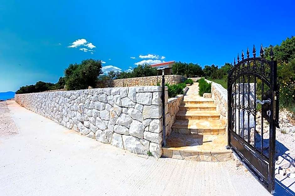 Beachfront House Dalmatino Trogir with pool on Čiovo