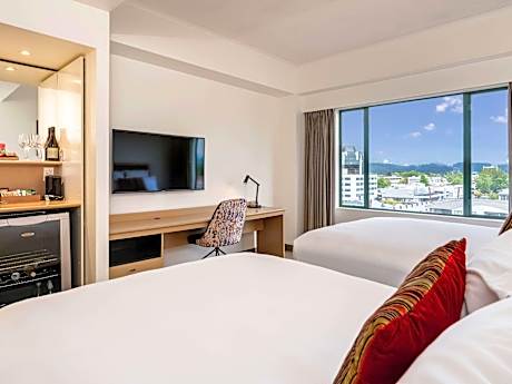 Lake View Twin - 2 Queen Beds