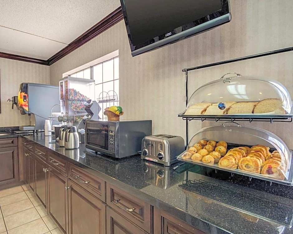 Econo Lodge Inn & Suites El Paso