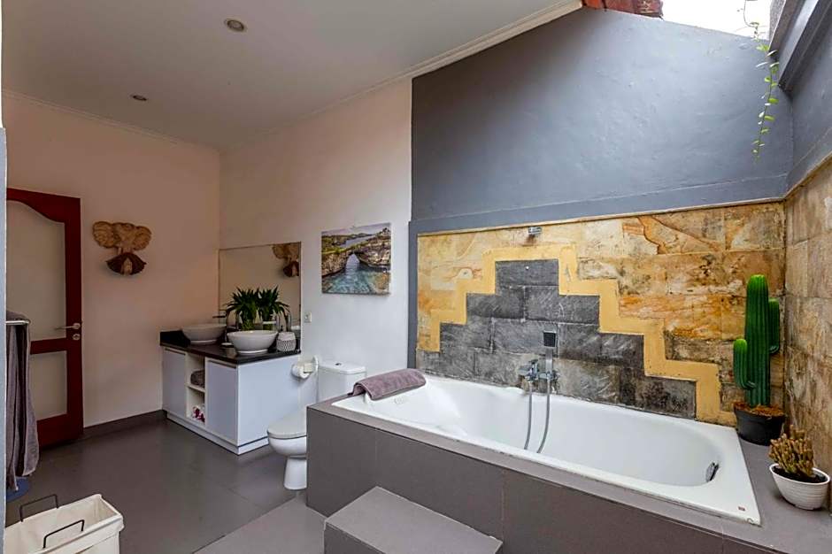 Villa Rosa - Spacious Oasis with Private Pool, close to Beach & Dining