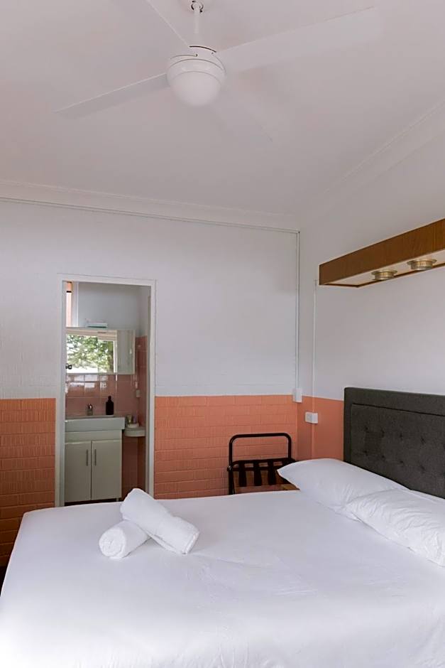 Black Swan Waterfront Motel