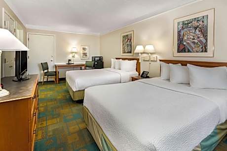 Double Room with Two Double Beds - Disability Access